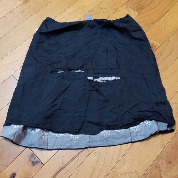 🔹️Ann Taylor Black & Cream Floral Print Silk Skirt Petite 8 - Picture 10 of 11